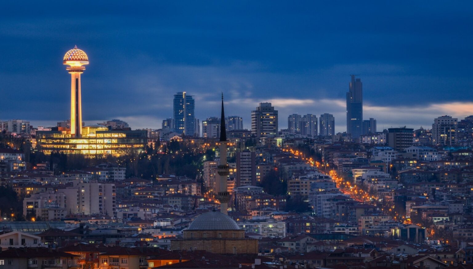 آنکارا، پایتخت ترکیه، شهری منظم و مناسب برای زندگی خانوادگی و سرمایه‌گذاری بلندمدت است. ثبات قیمتی و تقاضای دائمی، آنکارا را به گزینه‌ای امن در بازار املاک تبدیل کرده است.