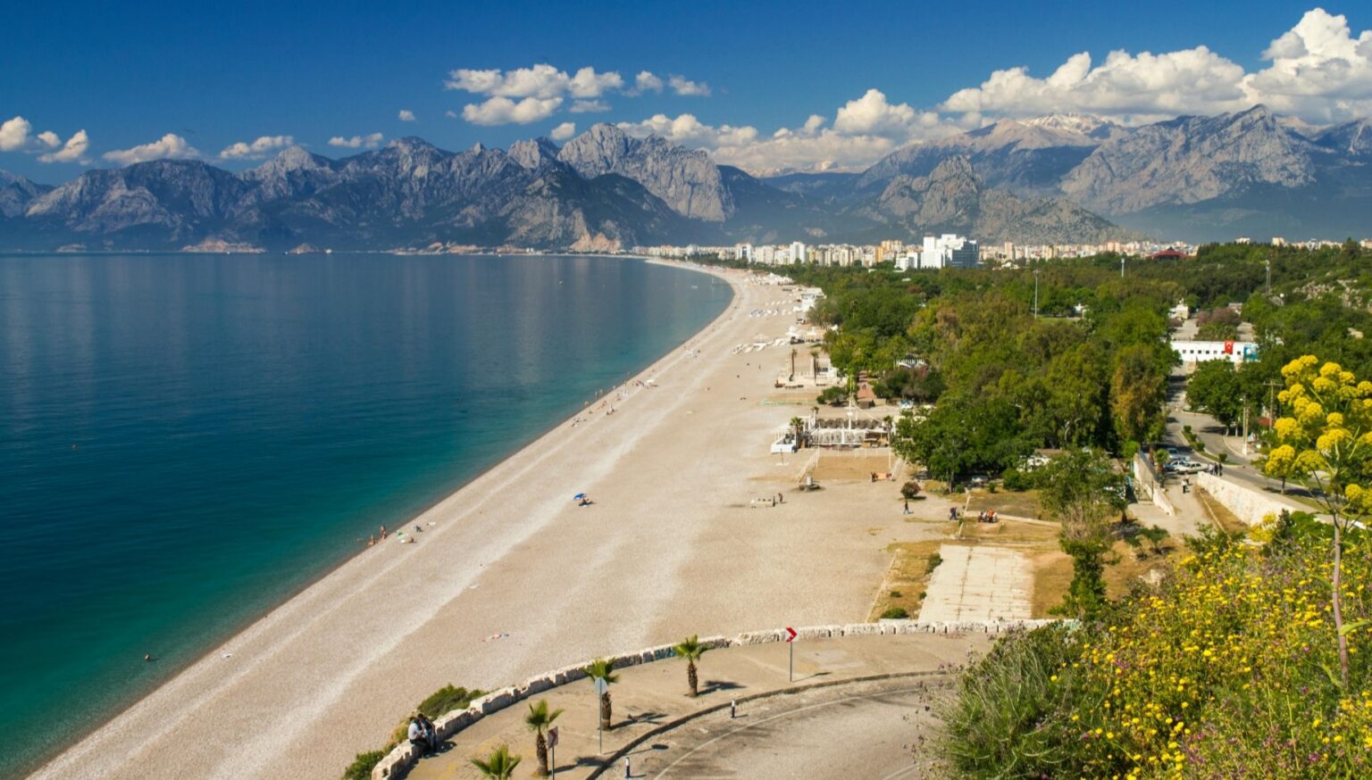 آنتالیا با سواحل مدیترانه‌ای و سبک زندگی توریستی، یکی از محبوب‌ترین شهرهای ترکیه برای خرید ملک تفریحی و اقامتی است. بازده اجاره‌ای بالا، آنتالیا را به انتخابی جذاب برای سرمایه‌گذاران تبدیل کرده است.