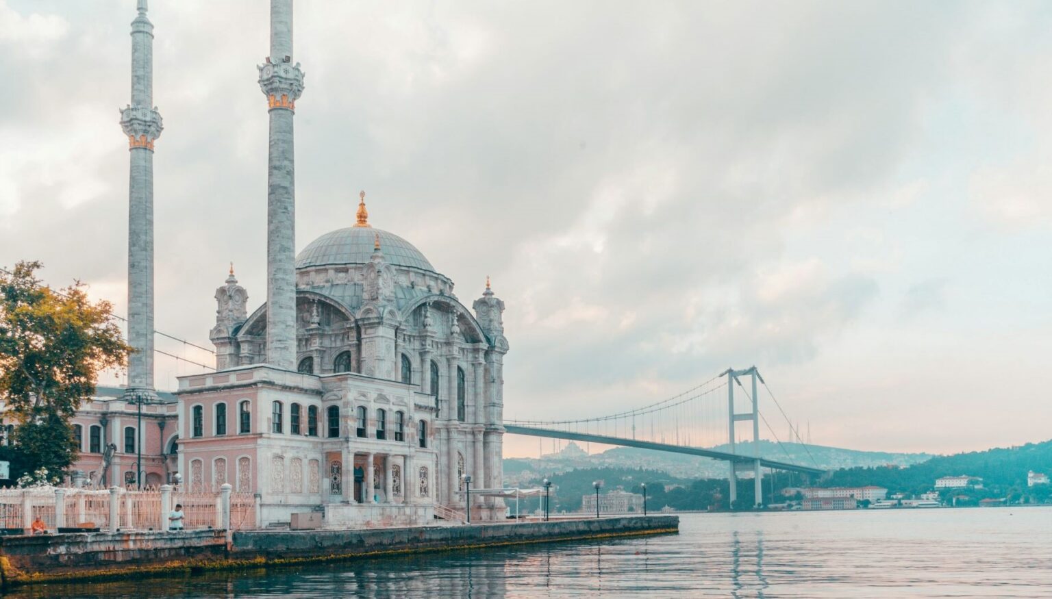 استانبول قلب اقتصادی و تجاری ترکیه است؛ شهری پویا که فرصت‌های متنوعی برای خرید ملک، سرمایه‌گذاری و زندگی لوکس فراهم می‌کند. اتصال اروپا و آسیا، ارزش ملک در استانبول را همواره رو به رشد نگه داشته است.