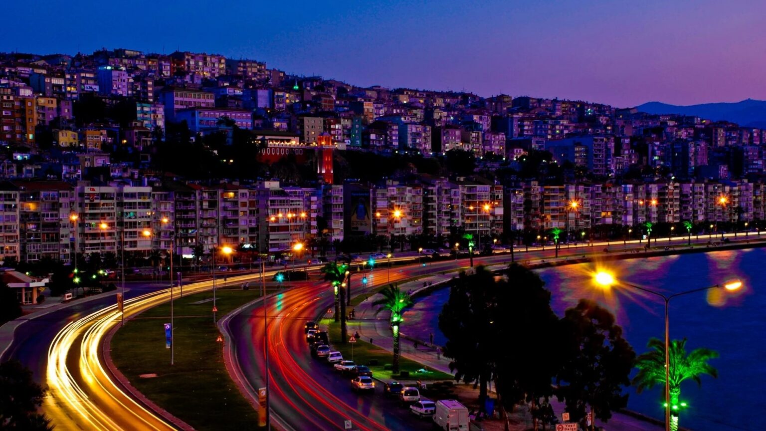 ازمیر، شهری مدرن و آرام در سواحل دریای اژه، یکی از بهترین گزینه‌ها برای زندگی و سرمایه‌گذاری ملکی در ترکیه است. ترکیب کیفیت زندگی بالا، طبیعت زیبا و قیمت‌های منطقی، ازمیر را به انتخابی هوشمندانه تبدیل کرده است.